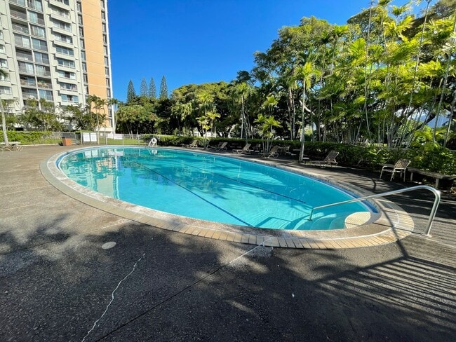 Building Photo - Queen Emma Gardens! Prince Tower! 1st floor Studio unit available now!