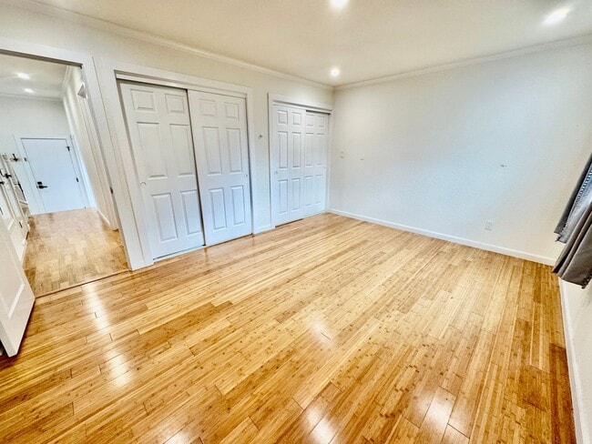 Building Photo - Stylish 3Bed/2.5Ba Daly City Home with Mod...