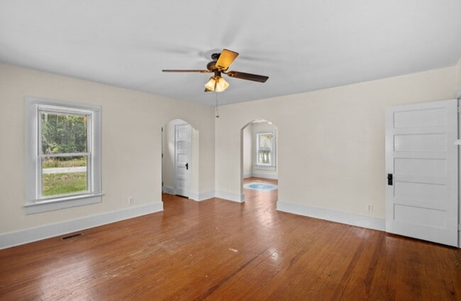 Building Photo - Vintage Charm, 4 BR, Spacious, Close To Ev...