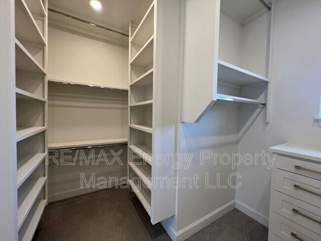 Building Photo - 440 St Claire Dr