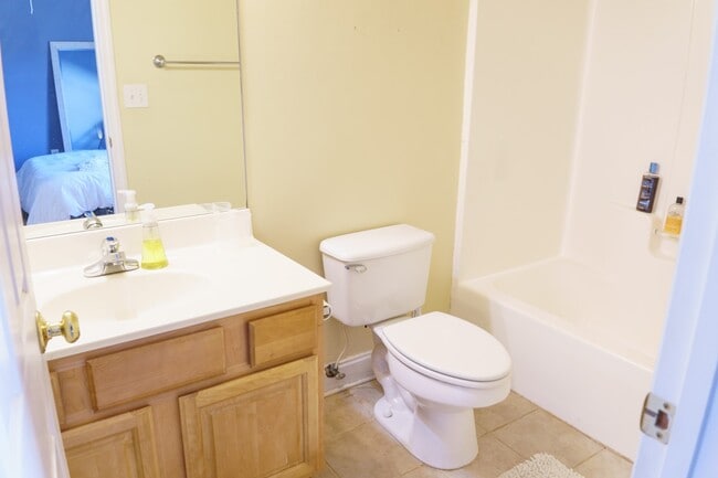 Building Photo - 2 Bedroom Condo in View of Jordan-Hare Stadium