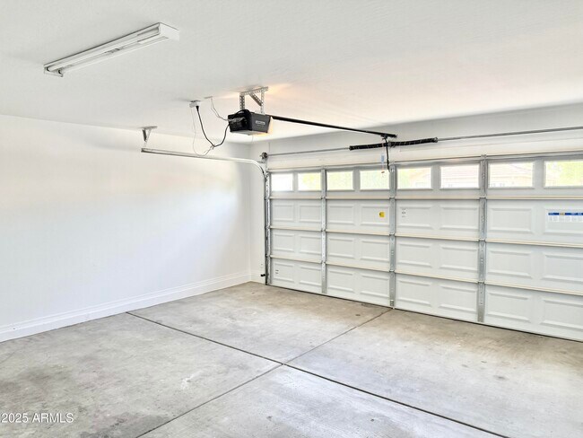 Building Photo - 13927 W Port Royale Ln