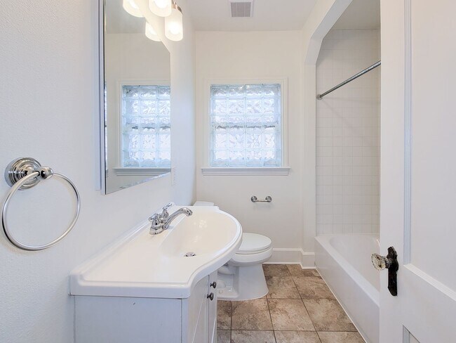 Building Photo - 1728 Hawthorne St