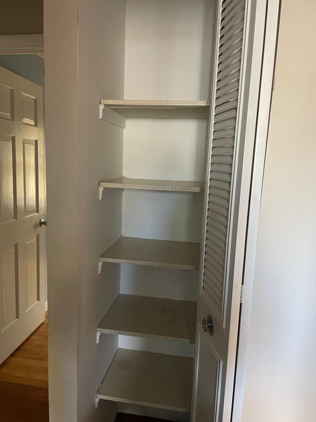 Building Photo - 518 Rita Dr