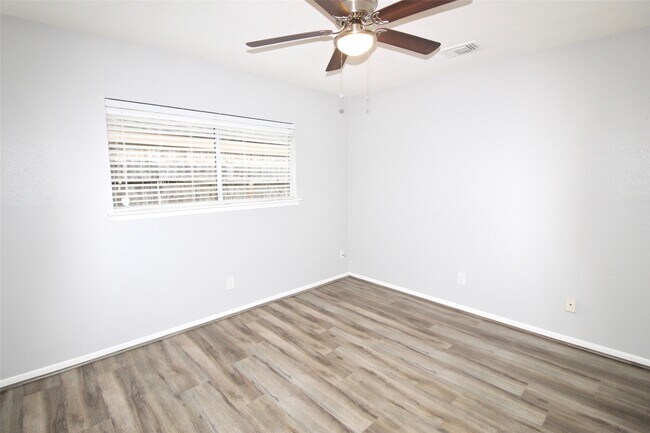 Building Photo - 2126 Highland Hills Dr