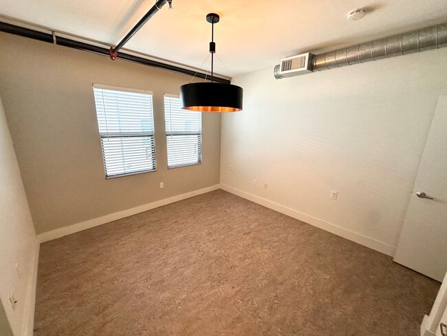 Building Photo - 2 Bedroom 3 Bath Condo In The Historic Fre...