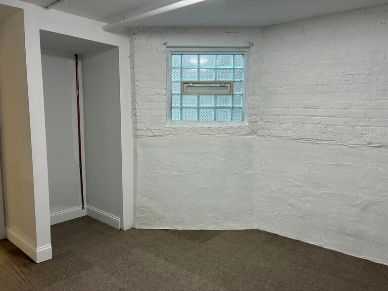 Building Photo - 2433 W Dakin St