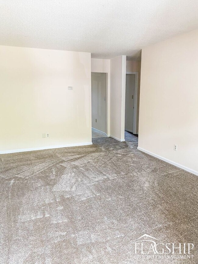 Building Photo - One Bedroom Cadwell Ct Unit
