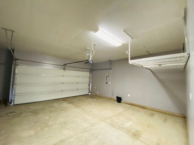 Building Photo - $2,250 International & Chestnut 3 Bed - N....