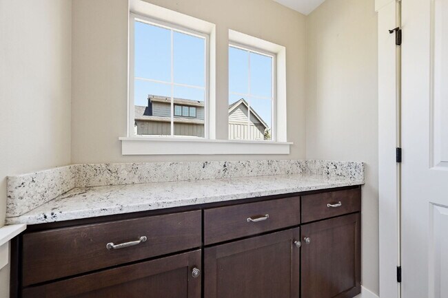 Building Photo - 3 Bed, 2.5 Bath Townhome Centrally Located– Bend, OR