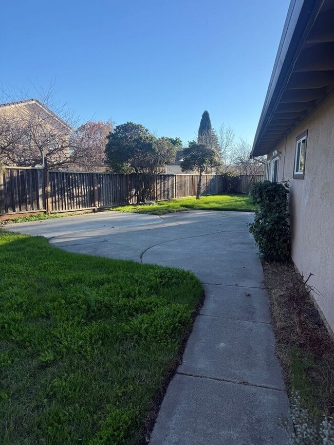 Building Photo - Charming 3-bedroom, 2-bathroom