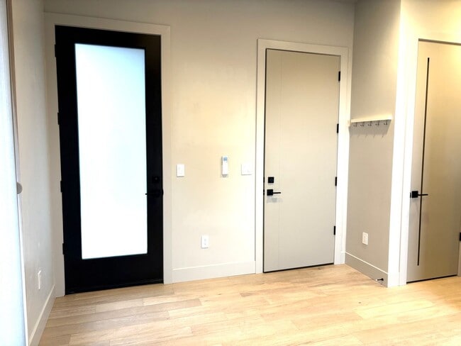 Building Photo - MOVE IN SPECIAL! One bedroom apartment on Bend's SW side. End Unit