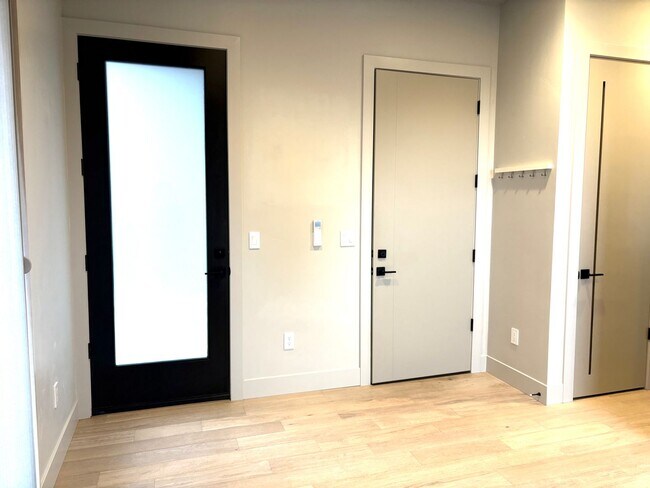 Building Photo - One bedroom apartment on Bend's SW side. End Unit