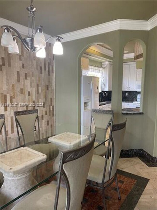 Building Photo - 232 SW 7th Ave