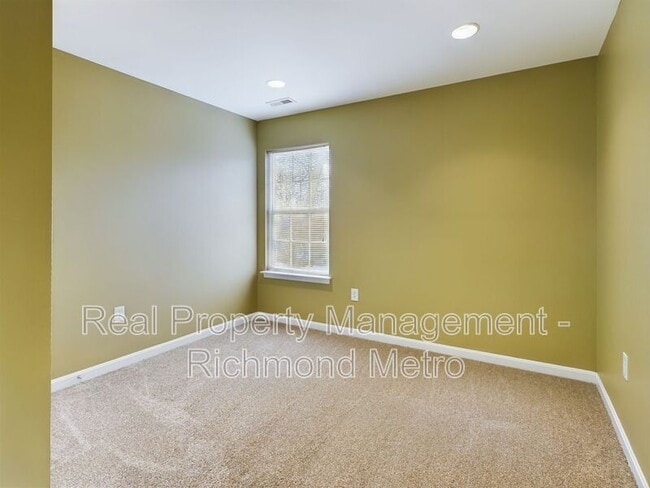 Building Photo - 6431 Kings Crest Ct