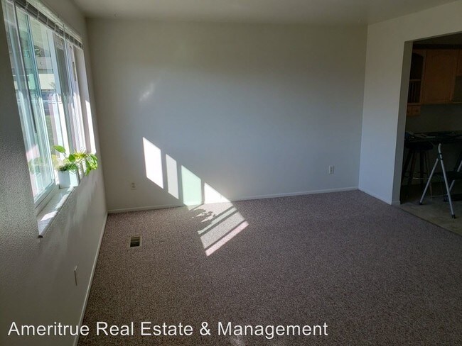 Building Photo - 2 br, 1 bath Apartment - 650 E. 200 N.