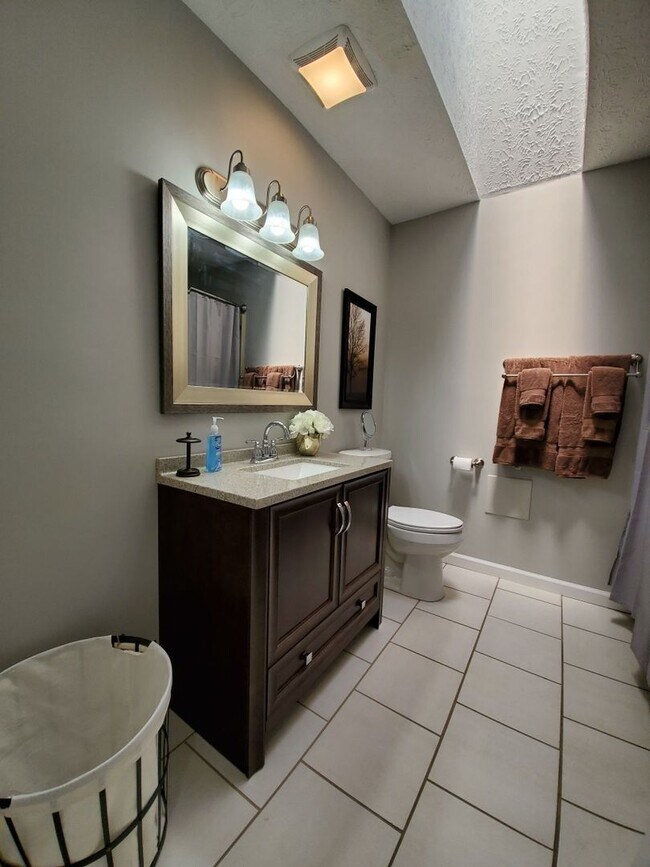 Building Photo - Fully Furnished Short-term rental Includes internet, cable, washer, dryer, etc