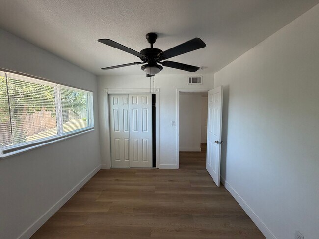 Building Photo - WoW! Newley Remodeled 3 BD 1 Ba house with a 1 Car Garage in East Bakersfield