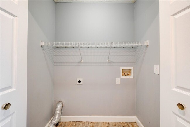 Building Photo - 2 bedroom 2 bath $1229-1319.00/mo***Evansv...