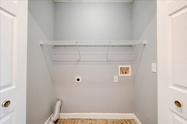 Building Photo - **MOVE IN BY 6/1**2 bedroom 2 bath $1150/m...