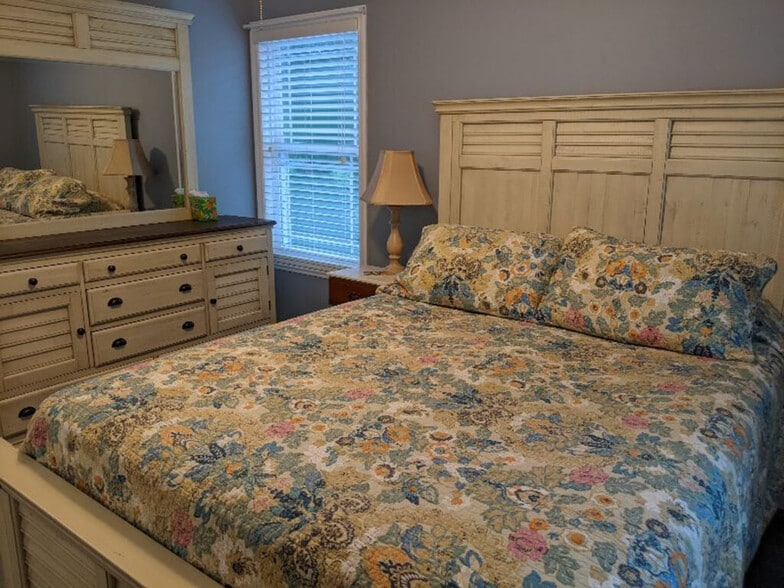 upstairs bedroom (queen) - 7253 Nursery Rd SW