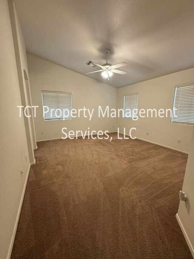 Building Photo - Spacious Open Concept 3 bedroom, 2 bath Ho...