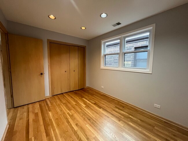 Building Photo - 449 W 37th St