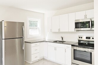 Building Photo - Updated Student-Friendly Apartment With Ting Internet