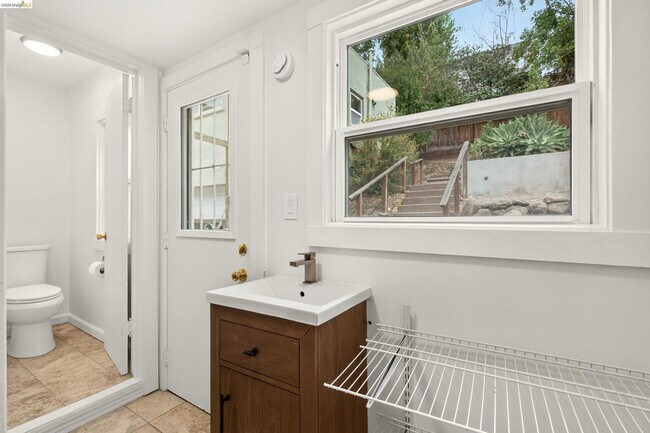 Building Photo - 846 Mandana Blvd