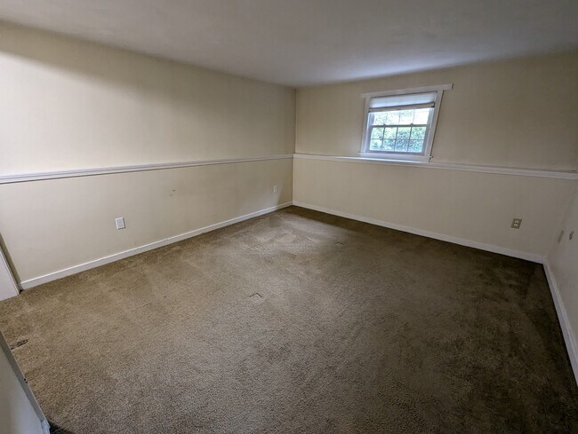 Building Photo - 112 Old Meetinghouse Rd
