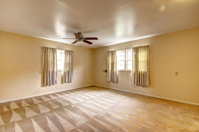 Building Photo - Available NOW - 4 beds/ 2 baths - $2,000/mo