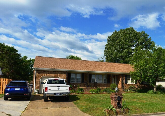 Building Photo - Quiet Cul-de-sac street