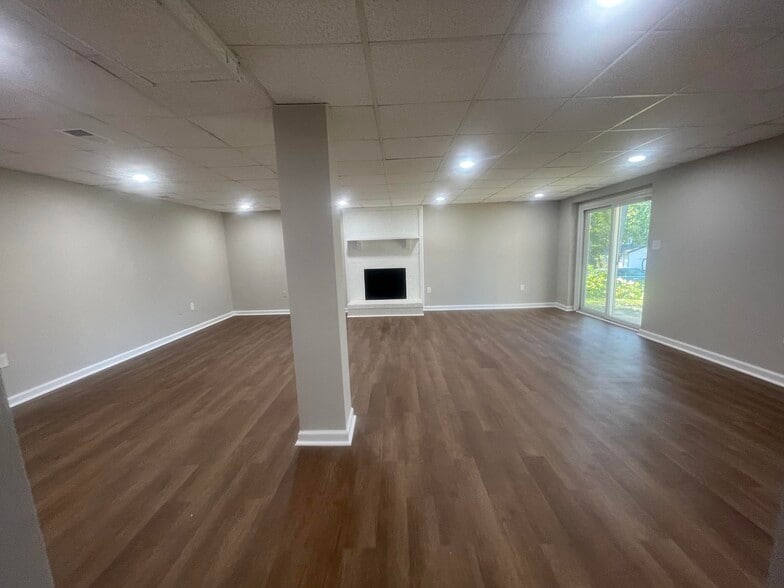 Building Photo - 221 Fallsway Ln