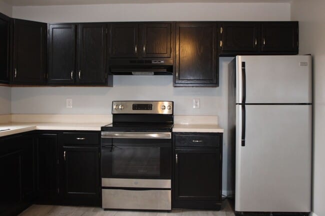 Building Photo - Townhouse