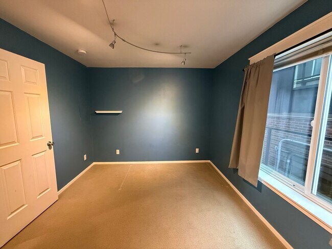 Building Photo - 1629 Queen Anne Ave N