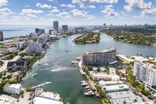 Building Photo - 900 Bay Dr