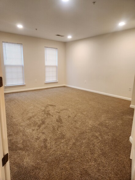 Master Bedroom - 103 Swallow Pointe Ct