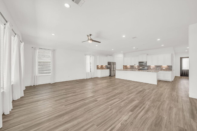 Building Photo - Stunning 4-bedroom, 3-bathroom single-stor...