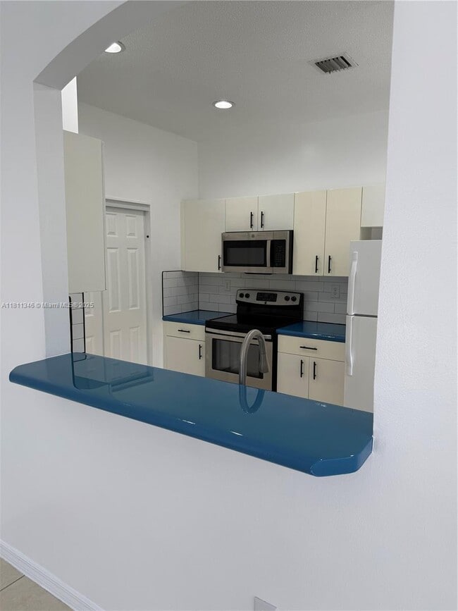 Building Photo - 4285 NE 10th Ct