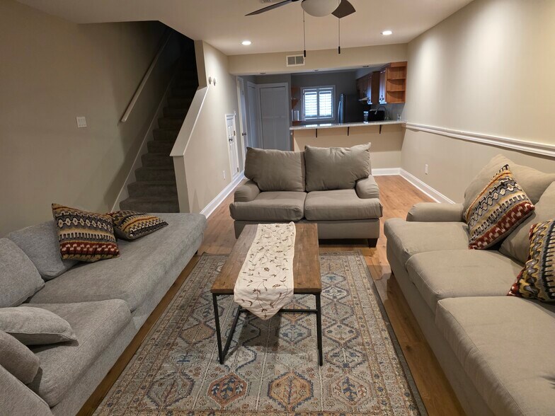 Building Photo - 901 Joe Yenni Blvd