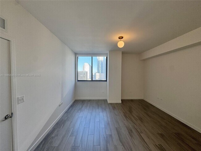 Building Photo - 999 SW 1st Ave