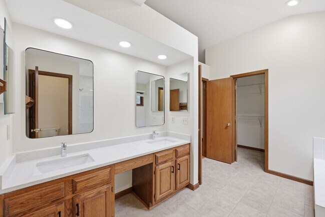 Building Photo - 7666 Windwood Dr