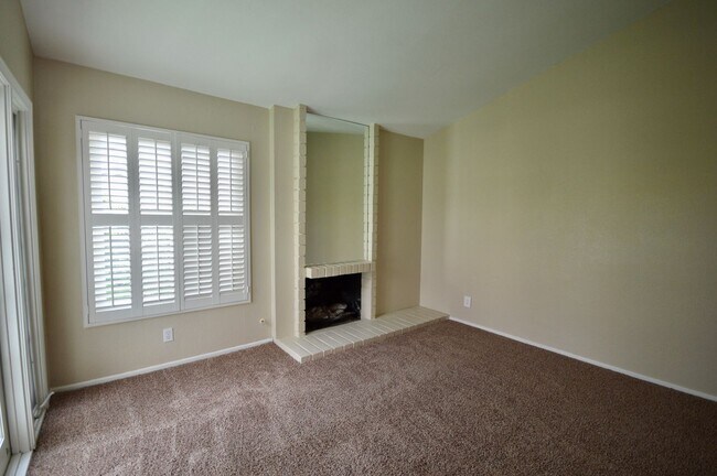 Building Photo - 2 Bedroom plus Den Home in 55+ Community i...