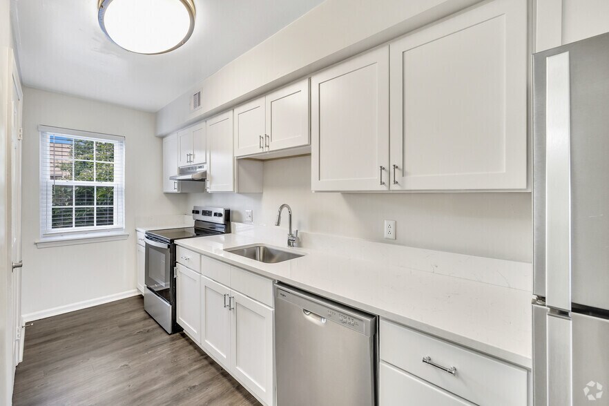 Peyton - 1BR, 1BA - 979SF - Kitchen - Haygood Halls