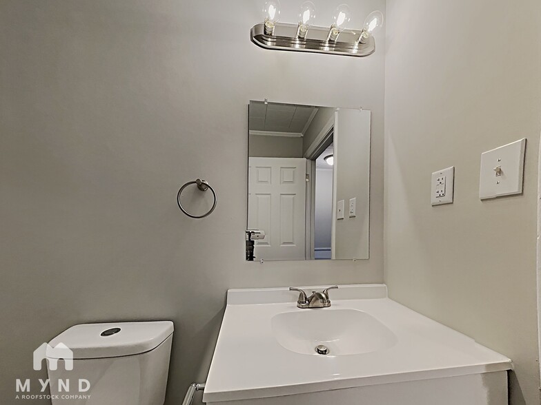 Building Photo - 128 Manor Cir