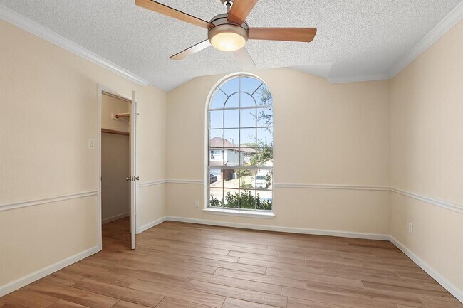 Building Photo - 15301 Ecorio Dr