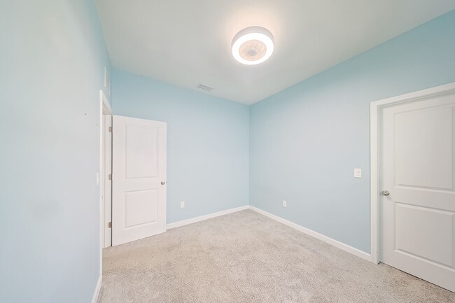 Building Photo - Beautiful Home 3/2/2 Home