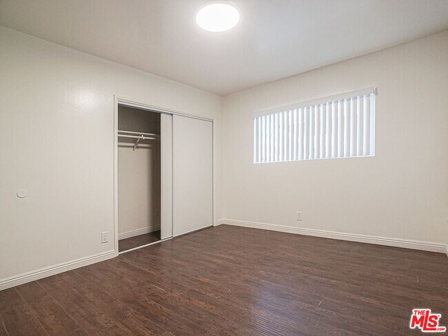 Building Photo - 453 N Kingsley Dr