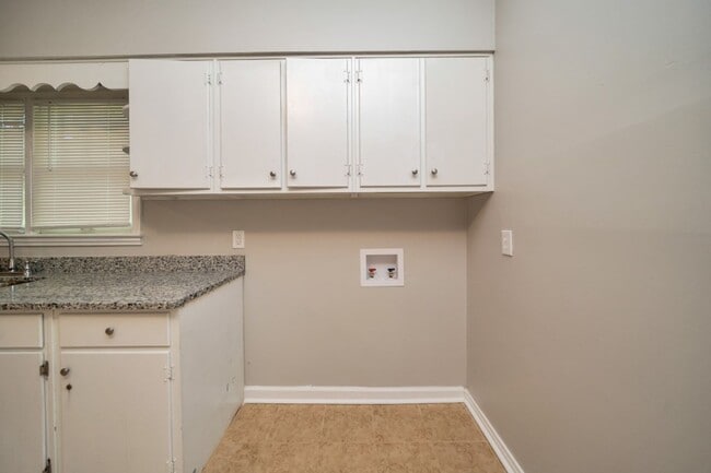 Building Photo - Plenty of Space Inside & Out – 4BR/2BA in Hueytown!