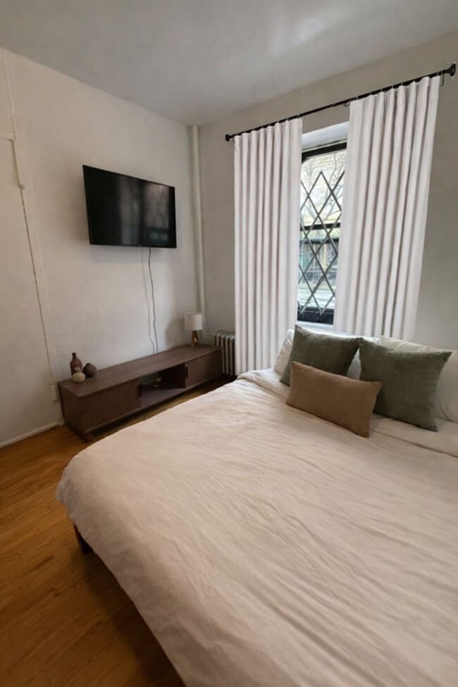 Building Photo - 419 W 54th St